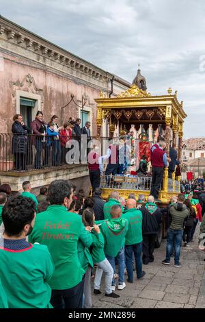 Statuen der drei Schutzheiligen Alfio, Filadelfo und Cirino werden Anfang Mai in Prozession durch die steilen Straßen des sizilianischen Dorfes Sant'Alfio gezogen Stockfoto