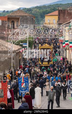 Statuen der drei Schutzheiligen Alfio, Filadelfo und Cirino werden Anfang Mai in Prozession durch die steilen Straßen des sizilianischen Dorfes Sant'Alfio gezogen Stockfoto