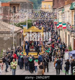 Statuen der drei Schutzheiligen Alfio, Filadelfo und Cirino werden Anfang Mai in Prozession durch die steilen Straßen des sizilianischen Dorfes Sant'Alfio gezogen Stockfoto