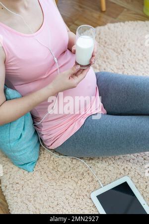 Schwangere Frauen glücklich Stockfoto