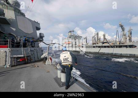 SÜDCHINESISCHES MEER (SEPT 24, 2022) der Lenkraketen-Zerstörer USS Higgins (DDG 76) der Arleigh Burke-Klasse, links, erhält während eines Wiederauffüllens auf See während Routineoperationen im Südchinesischen Meer, 24. September, Treibstoff vom Nachschuböler USNS Big Horn (T-AO 198) der Henry J. Kaiser-Klasse. Higgins wird Commander, Task Force 71/Destroyer Squadron (DESRON) 15, der größten vorwärtseingesetzten DESRON der Navy und der wichtigsten Surface Force der US 7. Flotte, zugewiesen. Stockfoto