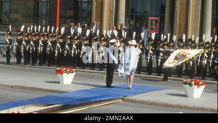 DIE DÄNISCHE KÖNIGIN MARGRETHE II. Und der schwedische König Carl XVI. Gustafsalute ehren die Gesellschaft bei ihrem Staatsbesuch in Schweden Stockfoto