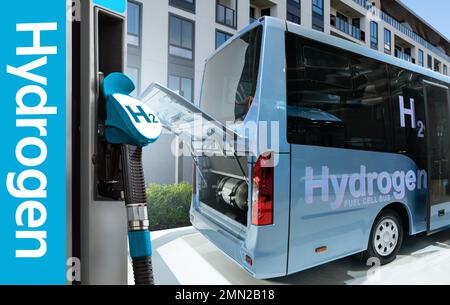 Ein Wasserstoff-Brennstoffzellenbus mit offener Haube und einem Wasserstofftank im Inneren. Stockfoto