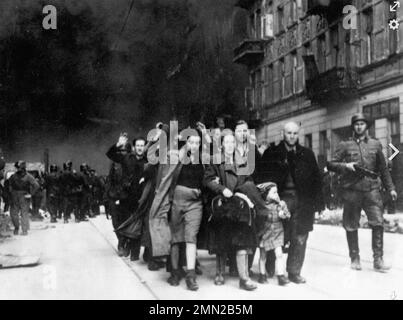 WARSCHAUER GHETTOAUFSTAND von Waffen SS-Soldaten mit gefangenen Juden in der Nowolipie Street im Jahr 1943. Stockfoto