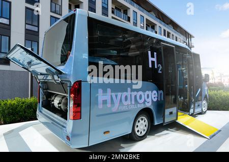 Ein Wasserstoff-Brennstoffzellenbus mit offener Haube und einem Wasserstofftank im Inneren. Stockfoto