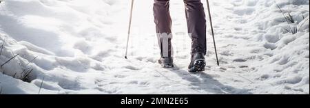 Nordic Walking auf Schnee im Winter. Stockfoto