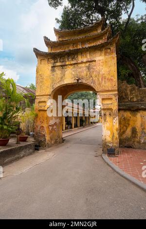 Hanoi, Vietnam, Januar 2023. Ein traditionelles altes Tor in der kaiserlichen Zitadelle von Thăng Long, Stockfoto