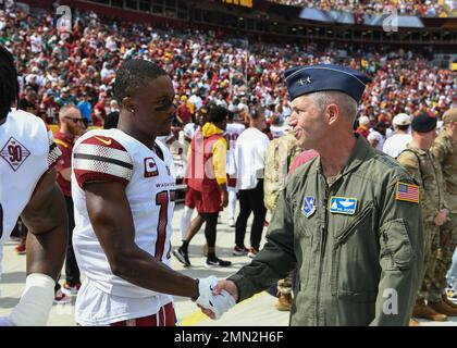 Generalmajor Joel Jackson, Befehlshaber des Luftwaffenbezirks Washington, erteilt Terry McLauring, Wide Receiver der Washington Commanders, die Hand am Fedex Field in North Englewood, Md., 25. September 2022. Als Fortsetzung der Feier der US-Luftwaffe wurde General Jackson für das Spiel der Washington Commanders im September 25 zum Ehrenkapitän der Washington Commanders ernannt und wurde bei der Münzeinführung geehrt. Stockfoto