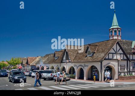 Geschäfte auf dem Copenhagen Drive im Danish Village in Solvang, Kalifornien, USA Stockfoto