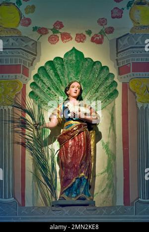 St Agnes polychrome Statue in Nische am Hauptaltar, Mission Santa Ines bei Solvang, Kalifornien, USA Stockfoto