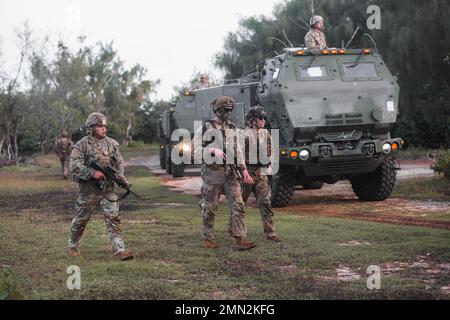 Soldaten der US-Armee, die Alpha Company, 2. Bataillon, 27. Infanterie-Regiment, 3. Infanterie-Brigade-Kampfteam, 25. Infanterie-Division, die vier Hight Mobility Artillery Rocket System-Fahrzeuge gehören 1. Bataillon, 94. Field Artillery Regiment, 17. Field Artillery Brigade zu ihren Feuerpositionen auf der Andersen Air Force Base, Guam, 26. September 2022. Die Trainingsübung zwischen den beiden Einheiten zeigt die Fähigkeit von Alpha Company, einen Raum für die HIMARS zu räumen und zu sichern, um ihre Feuermissionen durchzuführen. Stockfoto