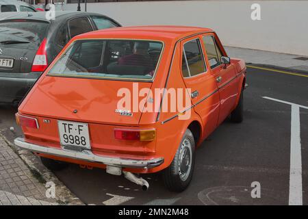 Teneriffa, Spanien - 27. Januar 2023: Rückansicht des SITZES 127 mit einer nicht wiedererkennbaren Person, die auf der Straße geparkt ist, die von SEAT produziert wird Stockfoto