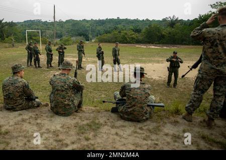 Brasilianische Marineinfanteristen demonstrieren während einer bilateralen Dschungeltrainingsveranstaltung in Manaus, Brasilien, am 25. September 2022 Patrouillen gegen US-Marineinfanteristen. Das U.S. Marine Corps sucht weiterhin nach Möglichkeiten, gemeinsam mit brasilianischen Partnern an gezielten und dynamischen Trainingsveranstaltungen teilzunehmen. Bilaterale Ausbildungsveranstaltungen wie Dschungelschulungen bieten beiden Kräften die Chance, die Interoperabilität zu erhöhen, bewährte Praktiken auszutauschen und die Voraussetzungen für zukünftige Veranstaltungen zu schaffen, um eine lange Tradition der Freundschaft und Zusammenarbeit weiter auszubauen. Stockfoto