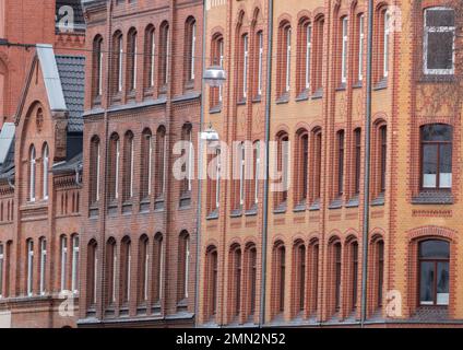 Hannover, Deutschland. 30. Januar 2023. Apartmentgebäude im Bezirk Hannover-Linden. Jahrelang stiegen die Immobilienpreise in Deutschland viel schneller als die Mieten, teilweise weil niedrige Zinssätze Kapitalinvestoren angezogen haben. Jetzt hat sich der Trend umgekehrt. Die Mieten in großen und mittelgroßen Städten steigen deutlich stärker als die Kaufpreise, zum Teil, weil die starke Zuwanderung Mietwohnungen umso begehrter gemacht hat. Kredit: Marco Rauch/dpa/Alamy Live News Stockfoto