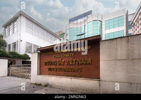 Hanoi, Vietnam, Januar 2023. Außenansicht des Hauptgebäudes der vietnamesischen Eisenbahngesellschaft Stockfoto