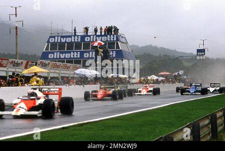 Alain Prost führt zu Beginn des portugiesischen Grand Prix 1985 bei Estoril 21/2/1985 Stockfoto