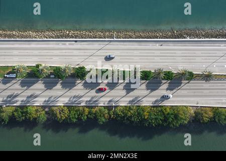 Luftdrohnenfoto von der Straße in Miami Beach Stockfoto