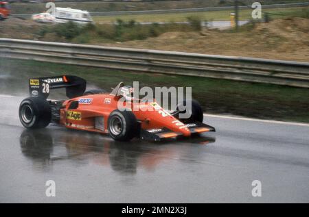 Stefan Johansson in seinem Ferrari beim portugiesischen Grand Prix 1985 in Estoril 21/2/1985 Stockfoto