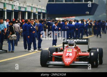 Stefan Johansson in seinem Ferrari beim portugiesischen Grand Prix 1985 in Estoril 21/2/1985 Stockfoto