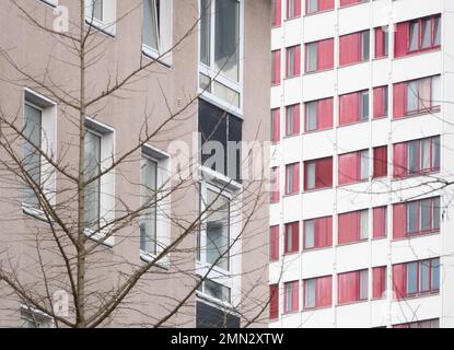 Hannover, Deutschland. 30. Januar 2023. Apartmentgebäude im Bezirk Hannover-Linden. Jahrelang stiegen die Immobilienpreise in Deutschland viel schneller als die Mieten, teilweise weil niedrige Zinssätze Kapitalinvestoren angezogen haben. Jetzt hat sich der Trend umgekehrt. Die Mieten in großen und mittelgroßen Städten steigen deutlich stärker als die Kaufpreise, zum Teil, weil die starke Zuwanderung Mietwohnungen umso begehrter gemacht hat. Kredit: Marco Rauch/dpa/Alamy Live News Stockfoto