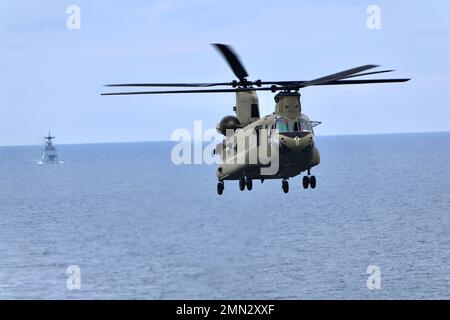 Soldaten der B Company, 3-2 General Support Aviation Bataillon, 2. die Combat Aviation Brigade führte am 26. September 2022 Decklandungen mit CH-47F Chinook-Hubschraubern auf dem einzigen vorwärts eingesetzten Flugzeugträger der US-Marine, USS Ronald Reagan (CVN 76), in den Gewässern östlich der koreanischen Halbinsel durch. Die Qualifikation für die Landung an Deck wird durchgeführt, um die Mitglieder der Luftbesatzung und Piloten bei der Landung auf einem Schiff zu zertifizieren. Diese Schulung wurde im Rahmen der Maritime Counter Special Operations Exercise (MCSOFEX) durchgeführt, um die Interoperabilität mit unseren gemeinsamen Partnern zu stärken. Stockfoto