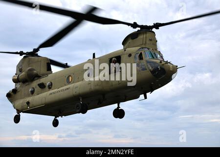 Soldaten der B Company, 3-2 General Support Aviation Bataillon, 2. die Combat Aviation Brigade führte am 26. September 2022 Decklandungen mit CH-47F Chinook-Hubschraubern auf dem einzigen vorwärts eingesetzten Flugzeugträger der US-Marine, USS Ronald Reagan (CVN 76), in den Gewässern östlich der koreanischen Halbinsel durch. Die Qualifikation für die Landung an Deck wird durchgeführt, um die Mitglieder der Luftbesatzung und Piloten bei der Landung auf einem Schiff zu zertifizieren. Diese Schulung wurde im Rahmen der Maritime Counter Special Operations Exercise (MCSOFEX) durchgeführt, um die Interoperabilität mit unseren gemeinsamen Partnern zu stärken. Stockfoto