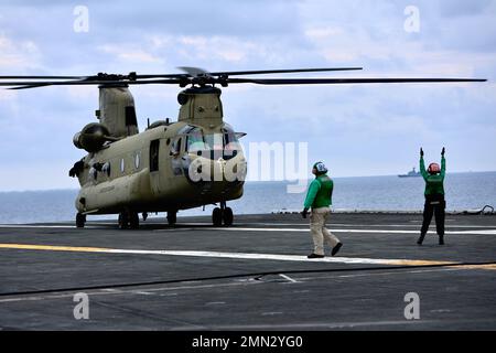 Soldaten der B Company, 3-2 General Support Aviation Bataillon, 2. die Combat Aviation Brigade führte am 26. September 2022 Decklandungen mit CH-47F Chinook-Hubschraubern auf dem einzigen vorwärts eingesetzten Flugzeugträger der US-Marine, USS Ronald Reagan (CVN 76), in den Gewässern östlich der koreanischen Halbinsel durch. Die Qualifikation für die Landung an Deck wird durchgeführt, um die Mitglieder der Luftbesatzung und Piloten bei der Landung auf einem Schiff zu zertifizieren. Diese Schulung wurde im Rahmen der Maritime Counter Special Operations Exercise (MCSOFEX) durchgeführt, um die Interoperabilität mit unseren gemeinsamen Partnern zu stärken. Stockfoto
