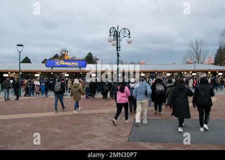 Besuch in Paris, Disneyland Park im Winter, Walt Disney Paris Attrition Park. Nach Disneyland in Paris, Europa. Spaß- und Vergnügungsparks. Stockfoto