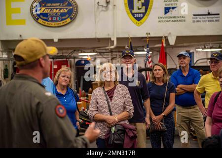 220926-N-EJ940-1020 NORFOLK, VA. (Sept 26, 2022) Capt. Shane Marchesi, Executive Officer, Flugzeugträger der Nimitz-Klasse USS Harry S. Truman (CVN 75), spricht mit Mitgliedern der United States Naval Academy’s Class of 1978 während einer Tour durch Trumans Hangar Bay am 26. September 2022. Truman ist das Flaggschiff der Harry S. Truman Carrier Strike Group und befindet sich derzeit an Bord der Naval Station Norfolk im Hafen. Stockfoto