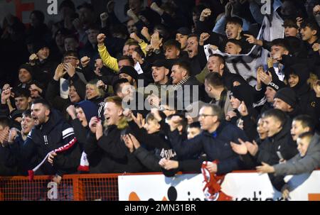 Crawley-Fans feiern den Sieg beim EFL League Two Match zwischen Crawley Town und Salford City im Broadfield Stadium , Crawley , Großbritannien - 28. Januar 2023. Foto: Simon Dack/Teleobjektiv. Nur redaktionelle Verwendung. Kein Merchandising. Für Fußballbilder gelten Einschränkungen für FA und Premier League. Keine Nutzung von Internet/Mobilgeräten ohne FAPL-Lizenz. Weitere Informationen erhalten Sie von Football Dataco Stockfoto