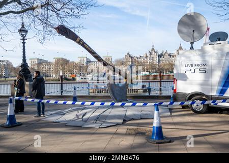 London, Großbritannien. 30. Januar 2023 Die Leviathan-Axt, eine epische Waffe aus der God of war-Reihe, erscheint in der South Bank in der Nähe des London Eye verkeilt. Der Stunt feiert die Veröffentlichung der neuesten Werbekampagne „Live from PS5“ mit einer Reihe einzigartiger Erlebnisaktivierungen, inspiriert von einigen der besten Spiele, die auf PS5 verfügbar sind. Die Installation ist am 30. Und 31. Januar zu sehen, was der Öffentlichkeit die Möglichkeit gibt, ein Artefakt von God of war zu sehen, nach dem jüngsten Start von God of war Ragnarök. Kredit: Stephen Chung / Alamy Live News Stockfoto