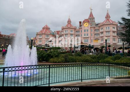 Besuch in Paris, Disneyland Park im Winter, Walt Disney Paris Attrition Park. Nach Disneyland in Paris, Europa. Spaß- und Vergnügungsparks. Stockfoto