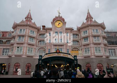 Besuch in Paris, Disneyland Park im Winter, Walt Disney Paris Attrition Park. Nach Disneyland in Paris, Europa. Spaß- und Vergnügungsparks. Stockfoto