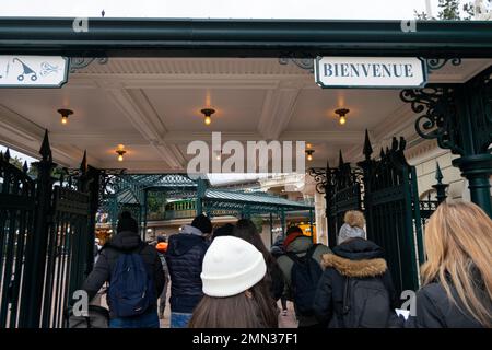 Besuch in Paris, Disneyland Park im Winter, Walt Disney Paris Attrition Park. Menschen, die Disneyland in Paris, Europa betreten. Spaß- und Vergnügungsparks. Stockfoto