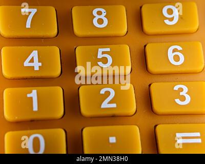 Nahaufnahme der Zahl auf einem orangefarbenen Taschenrechner. Hintergrund und Struktur. Stockfoto