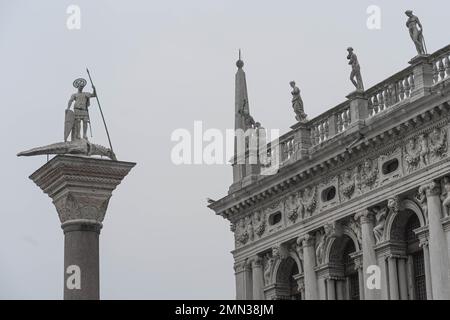 Colonne di San Marco e San Todaro und Biblioteca Nazionale Marciana, Venedig Stockfoto