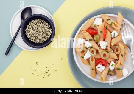 Roter Linsensalat mit Hanfsamen auf zweifarbigem Hintergrund Stockfoto