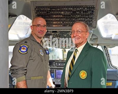 US Air Force LT. Col. Eric Kut, 6. Airlift Squadron, Und der pensionierte Major der US Air Force, General Jerrold Allen, Order of the Daedalians National Commander, posieren für ein Bild im Cockpit eines C-17A Globemaster III, der zum 305. Air Mobility Wing auf der Joint Base McGuire-Dix-Lakehurst, N.J., 26. September 2022 gehört. Der CSAF 2021 Exceptional Aviator Award wurde an den US Air Force LT. Col. Eric Kut, 6. Airlift Squadron Chief of Group Standards and Evaluations, vom Order of the Daedalians für seine Tätigkeit als Flugzeugkommandant der Mission REACH871 verliehen Stockfoto