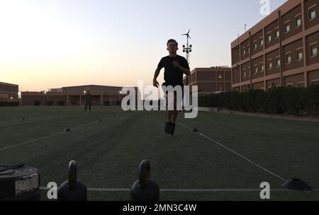 Spc. Tyler K. Jordan, Ingenieur-Taucher, 86. Dive Detachment, Theatre Engineer Brigade, läuft während des Sprint-Drag-Carry-Teils des Army Combat Fitness Test (ACFT) im Camp Arifjan, Kuwait, 27. September 2022. Area Support Group – Kuwait Soldaten verwaltet die Veranstaltung für das Tauchteam. Stockfoto