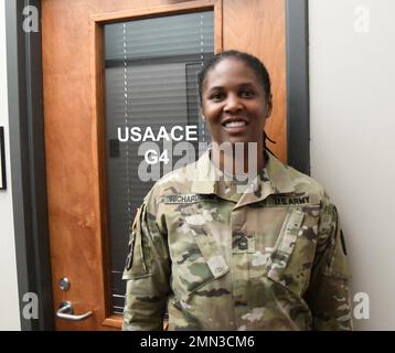 Master Sgt. Yolanda L. Richardson, neuer Unteroffizier des U.S. Army Aviation Center of Excellence, steht für ein Foto in Fort Rucker, Alabama, 27. September 2022. Army Aviation, TRADOC, USAACE, g-4, People, Stockfoto