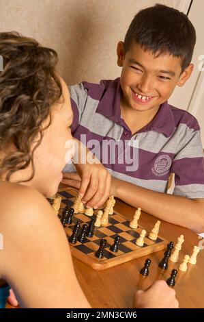 Junge und Teenager spielen Schach während einer Therapiesitzung Stockfoto