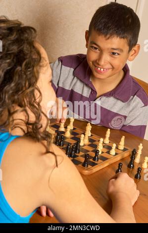 Junge und Teenager spielen Schach während einer Therapiesitzung Stockfoto