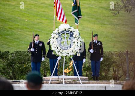 Das 1. Special Forces Command (Airborne) hält eine Kranzniederlegung am Grab von Präsident John F. Kennedy in Abschnitt 45 des Arlington National Cemetery, Arlington, Virginia, am 27. September 2022 ab. Diese Zeremonie findet jährlich statt, um Präsident Kennedys Beiträge zu den US-Armee-Spezialeinheiten zu gedenken, einschließlich der Genehmigung des „Grünen Berets“ als offizielle Kopfbedeckung für alle US-Armee-Spezialeinheiten und seiner kompromisslosen Unterstützung für das Regiment. Stockfoto