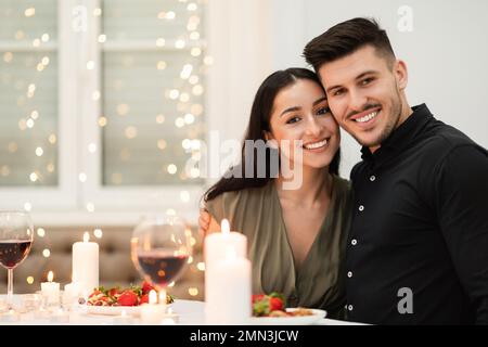 Portrait eines wunderschönen, liebevollen Paares, das den Valentinstag zu Hause feiert Stockfoto