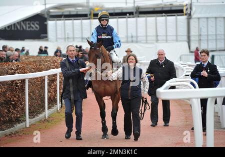 Viertes Rennen: Albert Bartlett Clarence House Chase. Edwardstone, gefahren von Tom Cannon, geht zum Anfang. Pferderennen in Cheltenham Ra Stockfoto