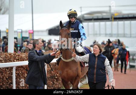 Viertes Rennen: Albert Bartlett Clarence House Chase. Edwardstone, gefahren von Tom Cannon, geht zum Anfang. Pferderennen in Cheltenham Ra Stockfoto