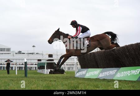 Viertes Rennen: Albert Bartlett Clarence House Chase. Funambule Sivola, geritten von Carlie Deutsch, springt das letzte Pferderennen in Cheltenham Racecou Stockfoto