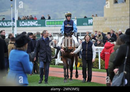 Viertes Rennen: Albert Bartlett Clarence House Chase. Edwardstone geritten von Tom Cannon Horse Racing auf der Cheltenham Racecourse, Prestbury Park auf der T Stockfoto