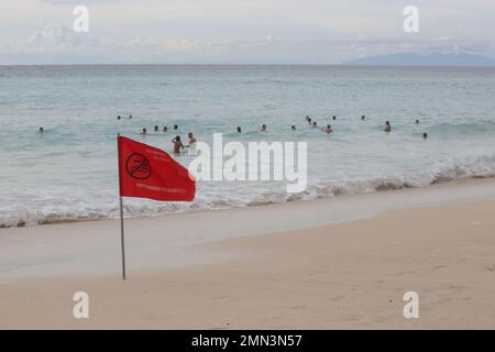 Rote Flagge Strandwarnung, Baden ist absolut verboten Stockfoto