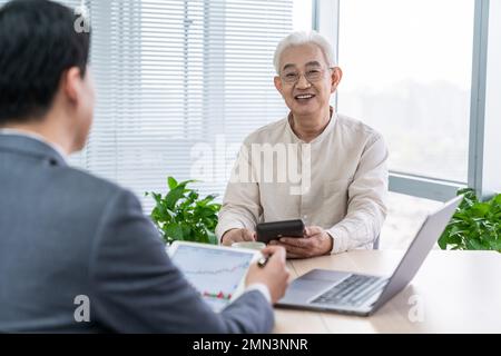 Ältere Männer mit einem Finanzberater Stockfoto